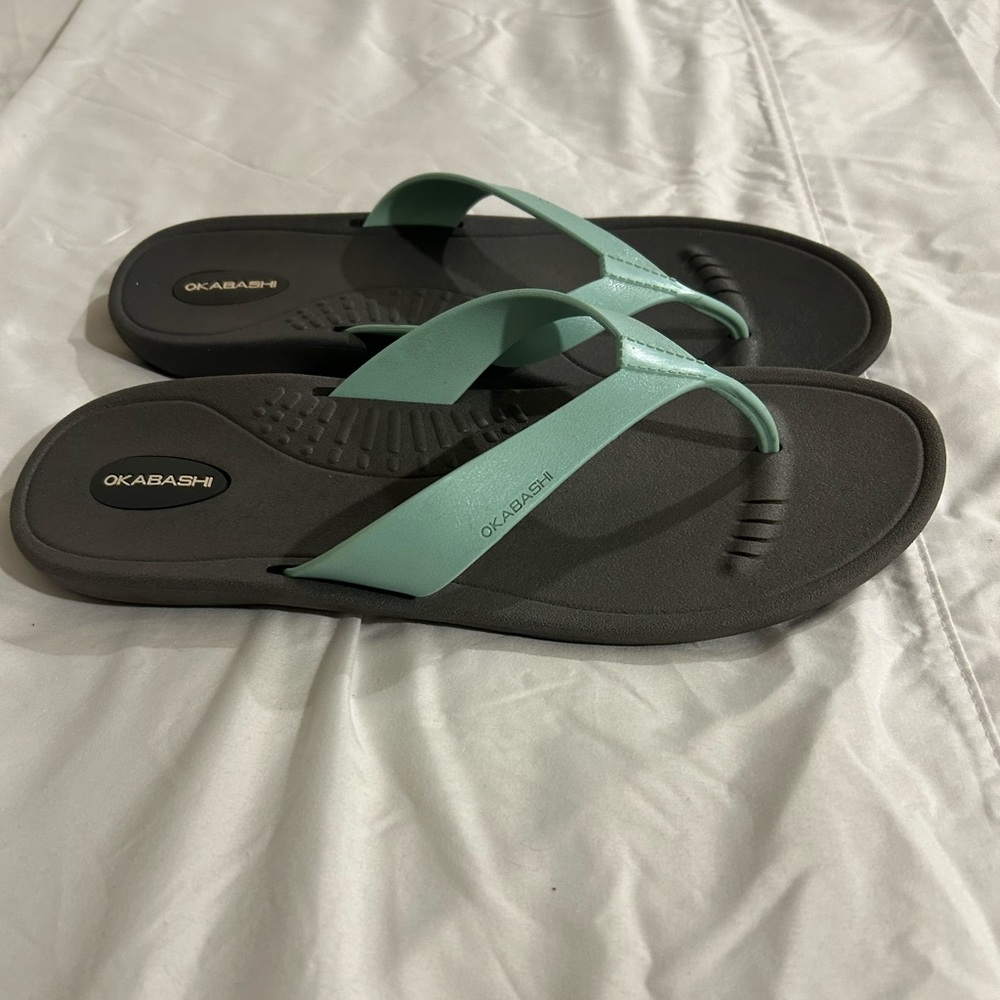 Okabashi women’s size large flip flops.